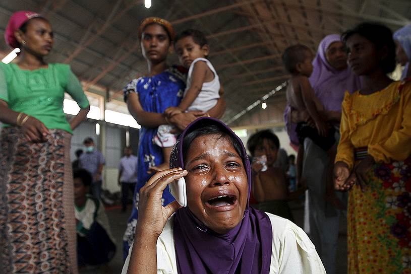 Тысячи мусульман-рохинья, живущих в лагерях для беженцев в Мьянме, в мае 2015 года остались без еды, воды и лекарств, после того как гуманитарные организации были вынуждены покинуть страну из-за нападок буддистов, требующих убраться из Мьянмы и «дать им самим решать свои проблемы». Аналогичная ситуация сложилась в Бангладеш, откуда большинство мусульман-рохинья и попали в Мьянму. Теперь рохинья вынуждены покинуть свои дома 