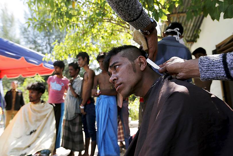 Большая часть населения Мьянмы — буддисты. Страна только недавно вышла из более чем полувекового периода правления деспотического режима и уже столкнулась с кризисом, который новое правительство не может преодолеть. Больше всего от кризиса страдают как раз мусульмане-рохинья