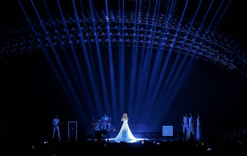 Певица Полина Гагарина во время полуфинального выступления на «Евровидение»
