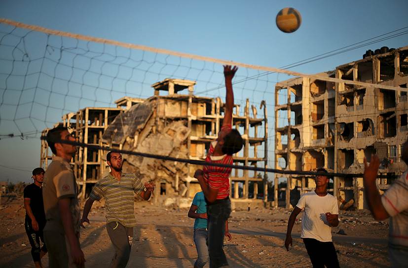 Бейт-Лахия, Палестина. Дети играют в волейбол среди домов, разрушенных во время обстрела со стороны Израиля
