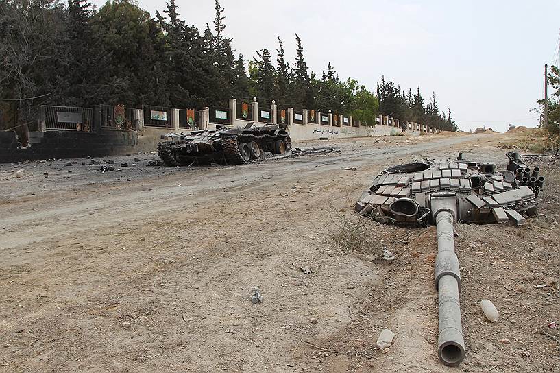 Идлиб, Сирия. Танк, уничтоженный повстанцами во время захвата военной базы «Мастума»