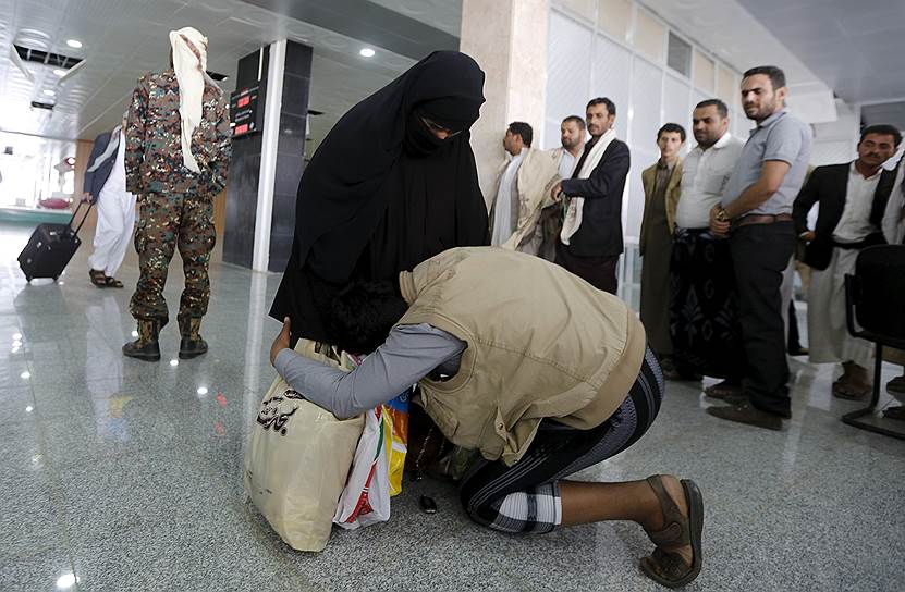 Сана, Йемен. Мужчина встречает в аэропорту свою мать, прибывшую из Египта