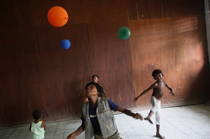 Байеун, Индонезия. Дети рохинья играют с воздушными щарами во временном центре размещения беженцев из Мьянмы и Бангладеш