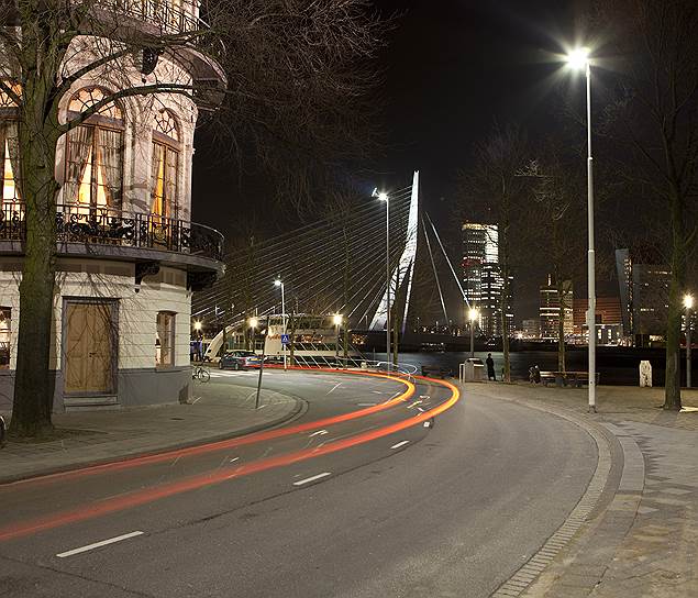Благодаря энергоэффективному светодиодному освещению голландский Роттердам (на фото) изменил свою ночную атмосферу. Белый свет помогает повысить безопасность движения для автомобилистов и пешеходов. При этом светильники Philips CitySoul LEDGINE, которые его излучают, используют на 20% меньше электроэнергии, нежели натриевые лампы
