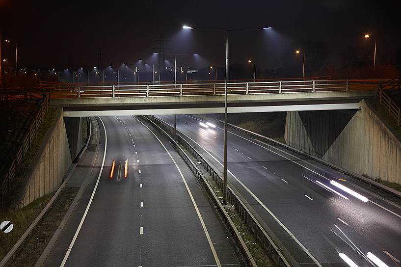 Трасса A5 (на фото) — оживленная магистраль на западе Англии. Светодиодное оборудование Philips, установленное вдоль этой трассы, обеспечивает чистый белый свет. Использование светильников SpeedStar позволило повысить безопасность и при этом снизить энергопотребление и сократить световое загрязнение
