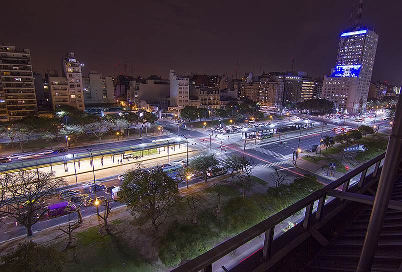 Осенью 2013 года компания Philips приступила к масштабной модернизации системы городского освещения в аргентинском Буэнос-Айресе. 90 тыс. старых светильников, установленных на улицах, вдоль автомобильных дорог и в парках, будут заменены светодиодными аналогами. Для централизованного управления новым оборудованием Philips внедряет интеллектуальную систему на основе собственной платформы CityTouch. Ожидается, что в результате Буэнос-Айрес добьется пятидесятипроцентного снижения расходов на электроэнергию, а также существенного снижения выбросов углекислого газа