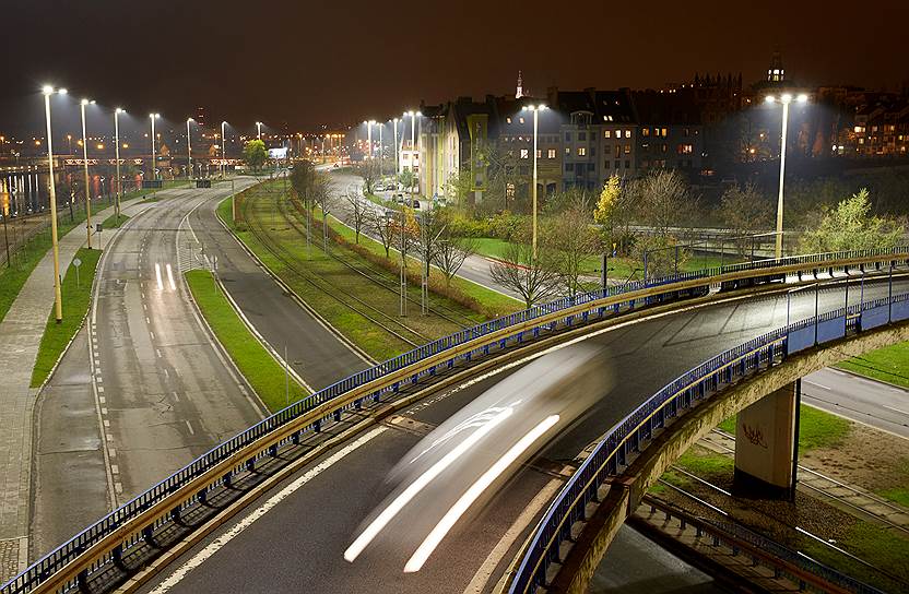 От освещения дорог и улиц зависит уровень безопасности. Интеллектуальная система дорожного освещения Philips Amplight — это гибкий инструмент, позволяющий реагировать на постоянное изменение дорожной ситуации и события на улицах и магистралях