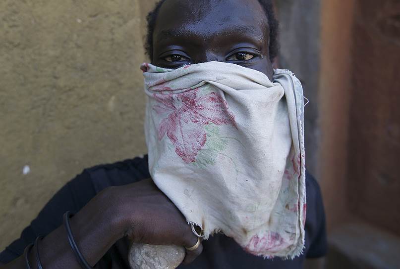 5 мая, когда протестующие собирались пройти маршем до посольства США в столице Бурунди, — Бужумбуре — в ситуацию вмешалась полиция, применив против демонстрантов слезоточивый газ и дымовые шашки