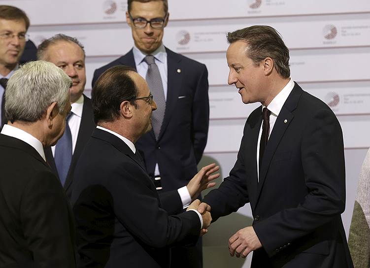 Премьер-министр Великобритании Дэвид Кэмерон (справа) пожимает руку президенту Франции Франсуа Оланду