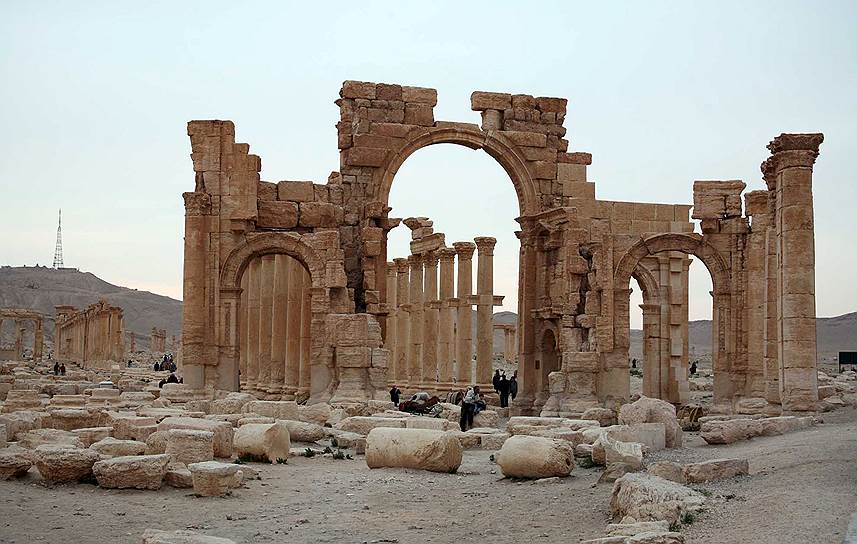 20 мая. Боевики «Исламского государства» захватили треть сирийского города Пальмира — объекта всемирного наследия ЮНЕСКО