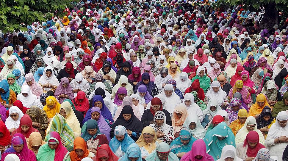 Шринагар, Индия. Кашмирские мусульманки во время праздничной молитвы