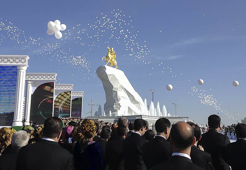 Ашхабат, Туркмения. Торжественная церемония открытия позолоченного памятника президенту страны Гурбангулы Бердымухамедову