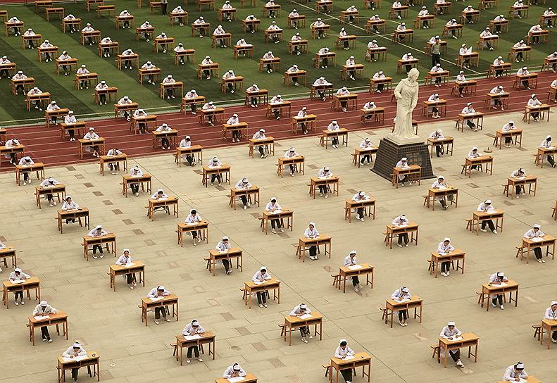 Баоцзи, Китай. Учащиеся медицинской школы во время экзамена