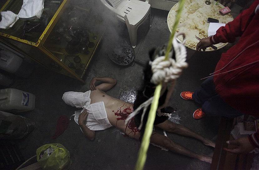 Салтильо, Мексика. Обряд «излечения» от гомосексуальных наклонностей, во время которого шаман поливает гениталии «пациента» кровью черного козла и читает молитвы