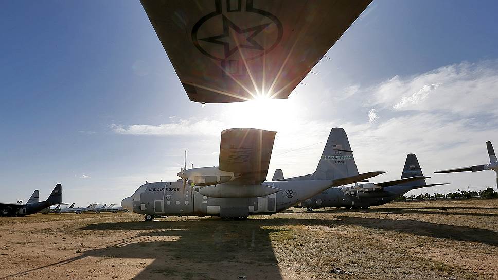 В США недалеко от города Тусон (штат Аризона)на территории военной воздушной базы Davis-Monthan Air Force находится крупнейшее в мире хранилище списанных военных самолетов.
&lt;br>На фото военно-транспортный самолет С-130 «Геркулес»