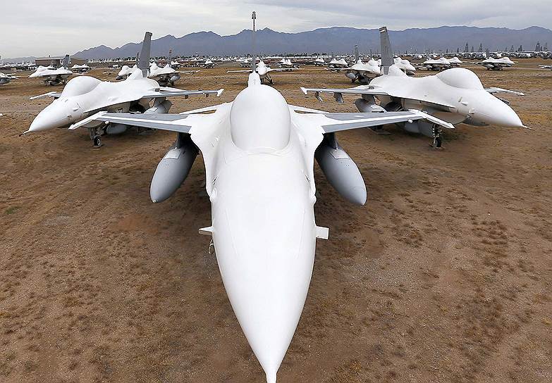 На сегодняшний день на военной базе хранятся около 5 тыс. самолетов
&lt;br>На фото истребители F-16 Fighting Falcons 