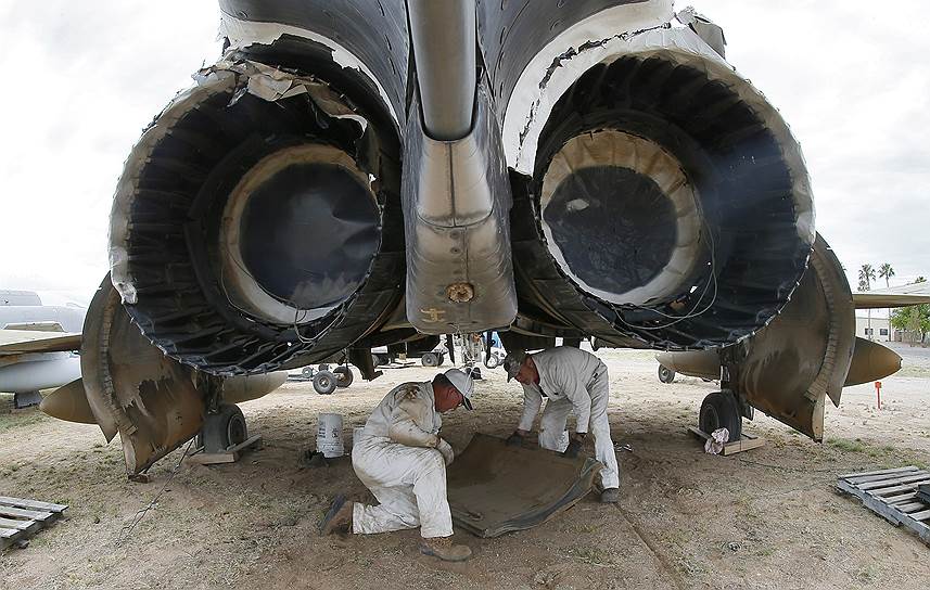 На фото: техники снимают ракеты с истребителя Макдоннел-Дуглас F-4 «Фантом» II   