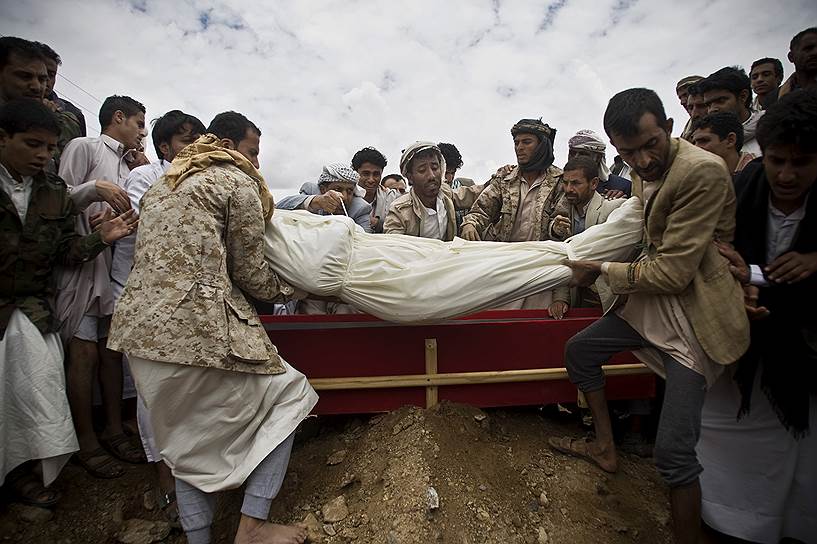 Сана, Йемен. Похороны погибшего при саудовском авианалете