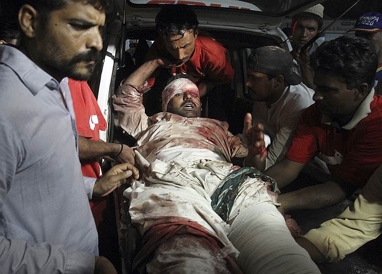 Карачи, Пакистан. Эвакуация мужчины, раненного при взрыве бомбы