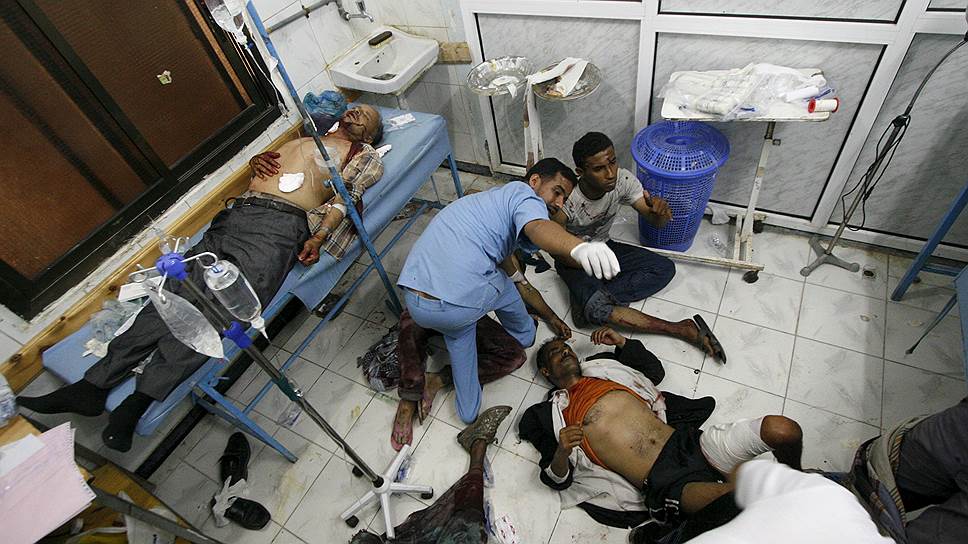 Таиз, Йемен. Врач оказывает первую помощь раненому в результате взрыва минометного снаряда во время столкновений хути и боевиков «Комитета народного сопротивления»