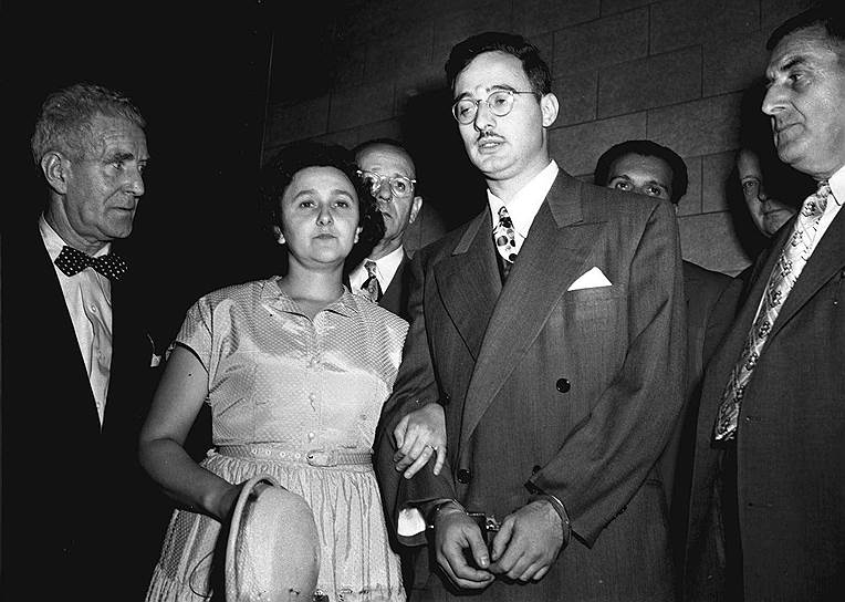 6 марта 1951 года в Нью-Йорке активистам Коммунистической партии США супругам Розенбергам было предъявлено обвинение в «заранее спланированном с сообщниками заговоре для выдачи Советскому Союзу информации и оружия, которое тот мог использовать, чтобы уничтожить нас». 5 апреля 1951 года подсудимым был вынесен смертный приговор. Несмотря на мощную международную кампанию за помилование супругов Розенбергов, в которой приняли участие физик Альберт Эйнштейн, писатель Томас Манн и папа Римский Пий XII, семь прошений о помиловании были отклонены. Президент США Дуайт Эйзенхауэр заявил: «Казнь двух человек — печальное и тяжелое дело, но еще более ужасна и печальна мысль о миллионах погибших, чья смерть может быть прямо отнесена к тому, что эти шпионы сделали. Я не стану вмешиваться в это дело». 19 июня 1951 года в тюрьме Синг-Синг смертный приговор федерального окружного суда Нью-Йорка, вынесенный Юлиусу и Этель Розенбергам за шпионаж в пользу СССР, был приведен в исполнение. Супругов казнили на электрическом стуле: они получили разряд напряжением в 2700 вольт