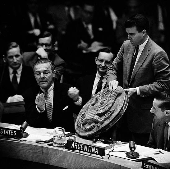 26 мая 1960 года представитель США в ООН Генри Кэбот Лодж обвинил СССР в том, что в вырезанную из дерева советскими мастерами большую государственную печать США, подаренную посольству США в Москве в 1945 году, встроен микрофон для прослушивания, который обнаружили еще в 1953 году. Обвинение было сделано спустя несколько недель после того, как в небе над СССР был сбит американский летчик Гэри Пауэрс, летевший на самолете-разведчике U-2. Согласно одной из версий, устройство было найдено случайно, по другой — о жучке американцам рассказал информатор. В настоящее время орел хранится в музее истории ЦРУ в Ленгли
