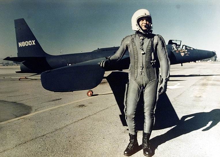 10 февраля 1962 года СССР освободил американского летчика Фрэнсиса Гэри Пауэрса, самолет которого был сбит во время разведывательного полета над территорией СССР в мае 1960 года. Работавший на ЦРУ пилот был приговорен к десяти годам лишения свободы. На мосту Глинике в Потсдаме он был обменян на советского разведчика-нелегала Вильяма Фишера (он же Рудольф Абель), осужденного на 32 года в США