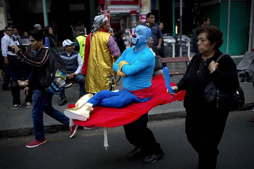 Лима, Перу. Клоун марширует во время празднования Дня клоуна