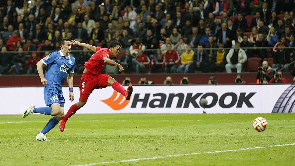Нападающий «Севильи» Карлос Бакка забивает третий гол в ворота «Днепра»