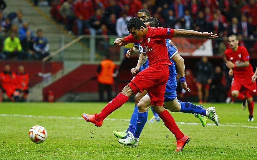 Нападающий «Севильи» Карлос Бакка (на переднем плане) — автор двух голов в финальном матче Лиги Европы