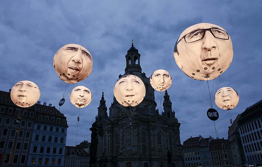 Дрезден, Германия. Воздушные шары с изображением лидеров стран-членов G7 перед собором Фрауэнкирхе