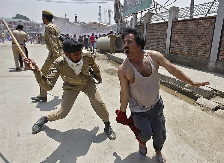 Сринагар, Индия. Полици разгоняет акцию протеста госслужащих, направленную против сокращений и задержек зарплат