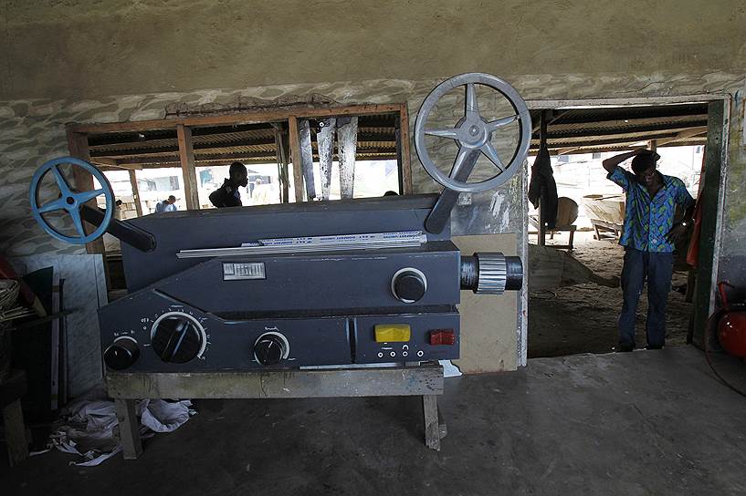 Аккра, Гана. Гроб в форме кинопроектора