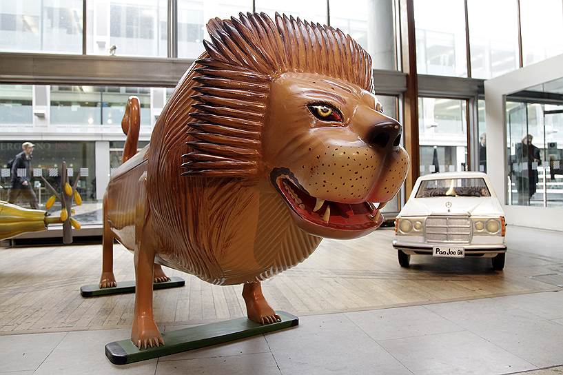 Лондон, Великобритания. Гроб в форме льва на выставке гробов в выставочном центре Southbank