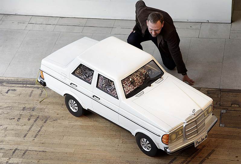 Лондон, Великобритания. Гроб в форме автомобиля Mercedes на выставке гробов в выставочном центре Southbank