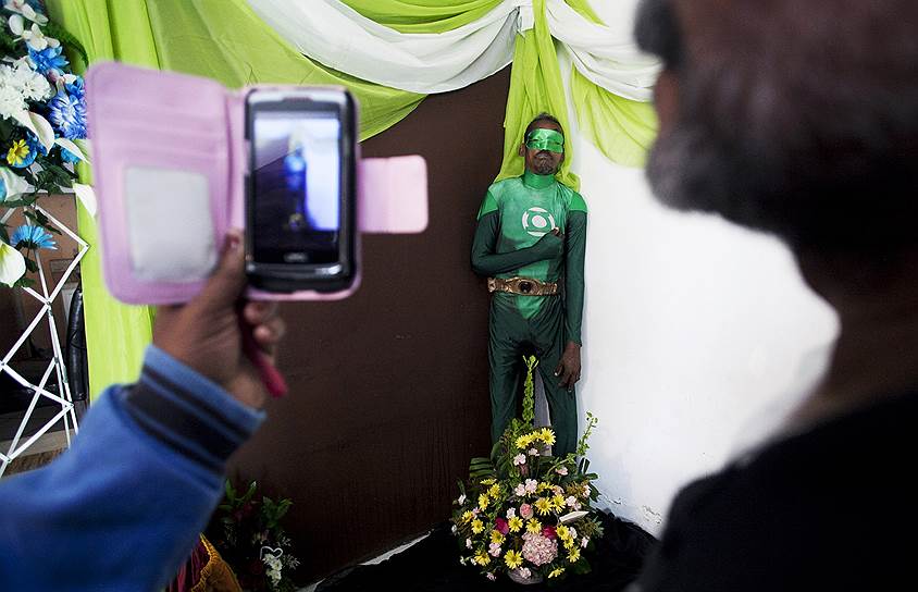 Сан-Хуан, Пуэрто-Рико. Ренато Гарсия был похоронен в костюме своего любимого героя комиксов Зеленого Фонаря