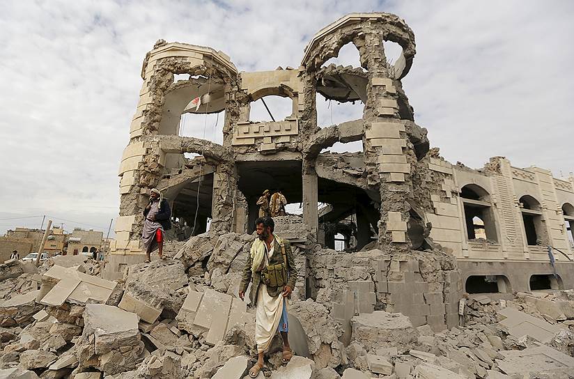 Сана, Йемен. Боевики-хуситы охраняют разрушенный в результате саудовского авиаудара дом Али Хайдара, одного из своих лидеров. Обитатели дома были эвакуированы заранее