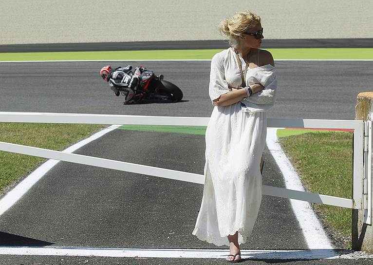 Скарперия, Италия. Зрительница во время первого тестового заезда Moto GP на автодроме Муджелло