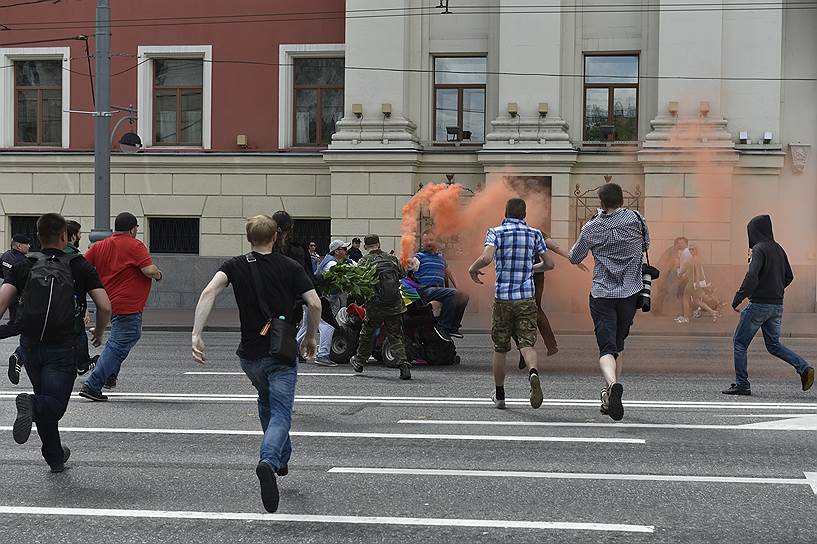 Несанкционированную акцию сопровождали порядка 30 журналистов, около 10 православных активистов и четверо сторонников ЛГБТ-движения