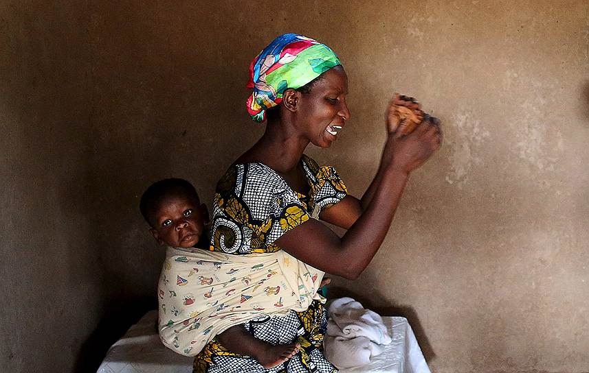 Бужумбура, Бурунди. Девушка с ребенком во время воскресной службы