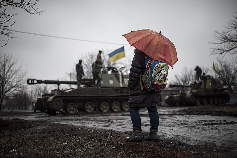 Школьница на окраине Донецка во время боевых действий