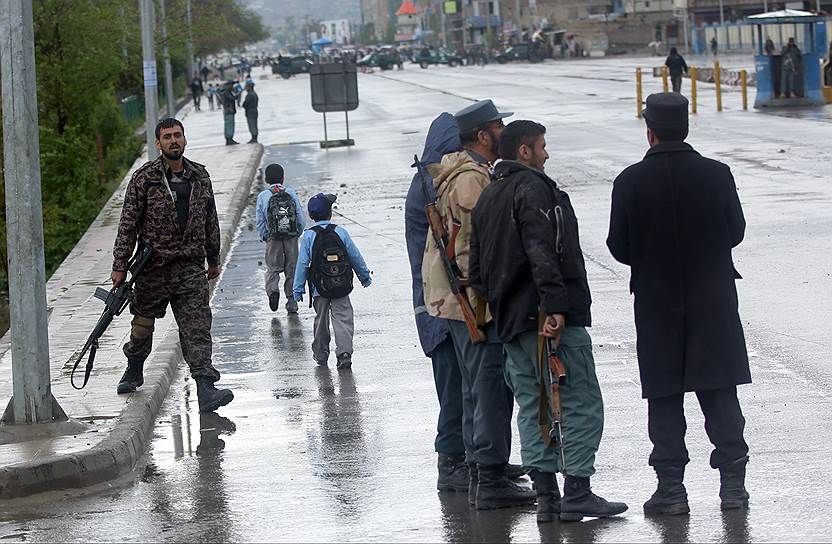 Афганские школьники проходят контрольный пост безопасности вблизи места теракта, совершенного террористической группировкой «Талибан»