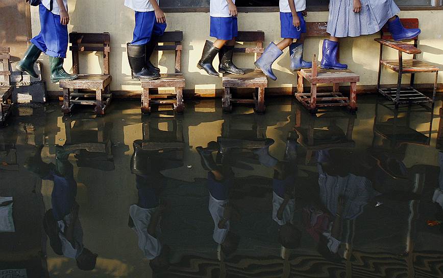 Ученики в одной из школ провинции Ризал (Манила) после наводнения