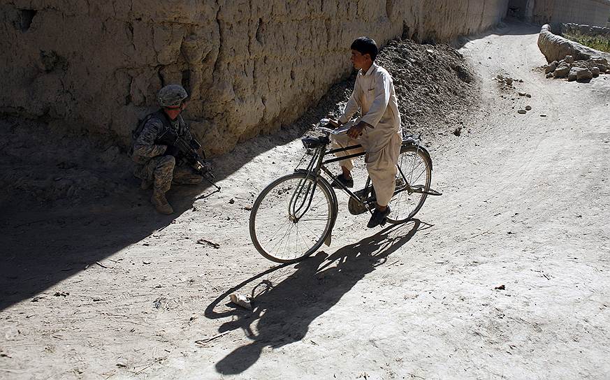 Афганский мальчик едет в школу, несмотря на продолжающиеся в стране военные действия