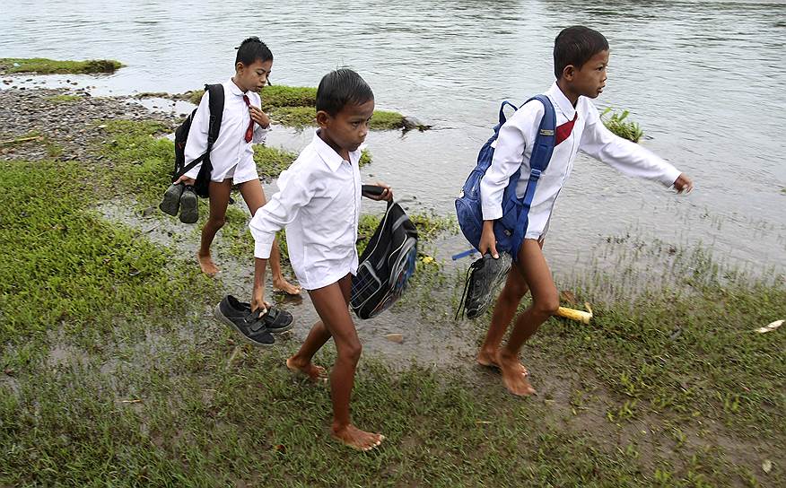 Дети из деревни Nagari Koto Nan Tigo в Индонезии ежедневно переходят реку, чтобы добраться до школы 