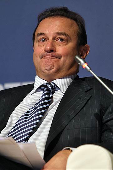 17 декабря 2012 года совет директоров «Норникеля» принял отставку гендиректора Владимира Стржалковского с отступными в $100 млн