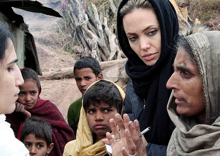 «Рыданиями ничего не достичь, объятия в трудный момент не помогут… но радость надо делить с тем, кого любишь. А с пустотой и отчаянием лучше справляться самому»
&lt;br>Анджелина Джоли является основателем нескольких благотворительных организаций. В 2003 году она основала Maddox Jolie-Pitt Foundation, который посвящен развитию общин и сохранению окружающей среды в северо-западной провинции Камбоджи Баттамбанге. В 2006 году она сотрудничала с Глобальным комитетом здравоохранения для создания в Камбодже Maddox Chivan Children’s Center, детского центра для детей, пораженных ВИЧ. В этом же году Джоли заявила об учреждении фонда Jolie/Pitt Foundation для помощи «Врачам без границ». В 2007 году Джоли и экономист Гене Сперлинг основали Education Partnership for Children of Conflict для детей, пострадавших от техногенных или природных катастроф