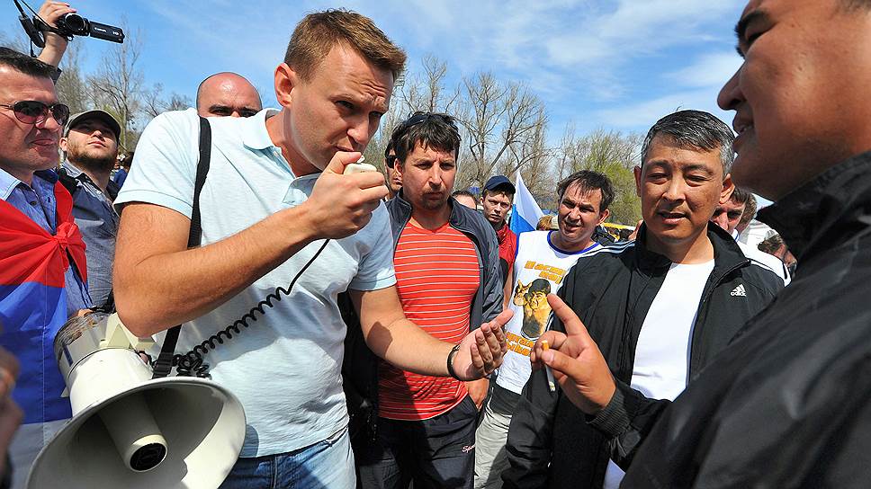 6 мая 2012 года Алексей Навальный был задержан перед началом митинга на Болотной площади. 9 мая арестован на 15 суток за участие в несанкционированном собрании на Кудринской площади. 10 мая был допрошен в качестве свидетеля по уголовному делу о призывах к беспорядкам во время митинга 6 мая. 11 июня, за день до митинга на проспекте Сахарова, в квартире Алексея Навального и офисе «РосПила» прошли обыски по «болотному делу»