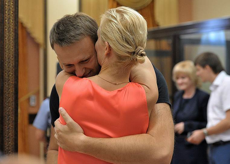 Жена Алексея Навального Юлия часто появляется вместе с мужем на оппозиционных акциях и поддерживает в судах