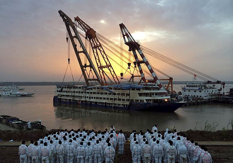 Цзяньли, Китай. Отряд спасателей ждет поднятия затонувшего на реке Янцзы судна «Eastern Star»